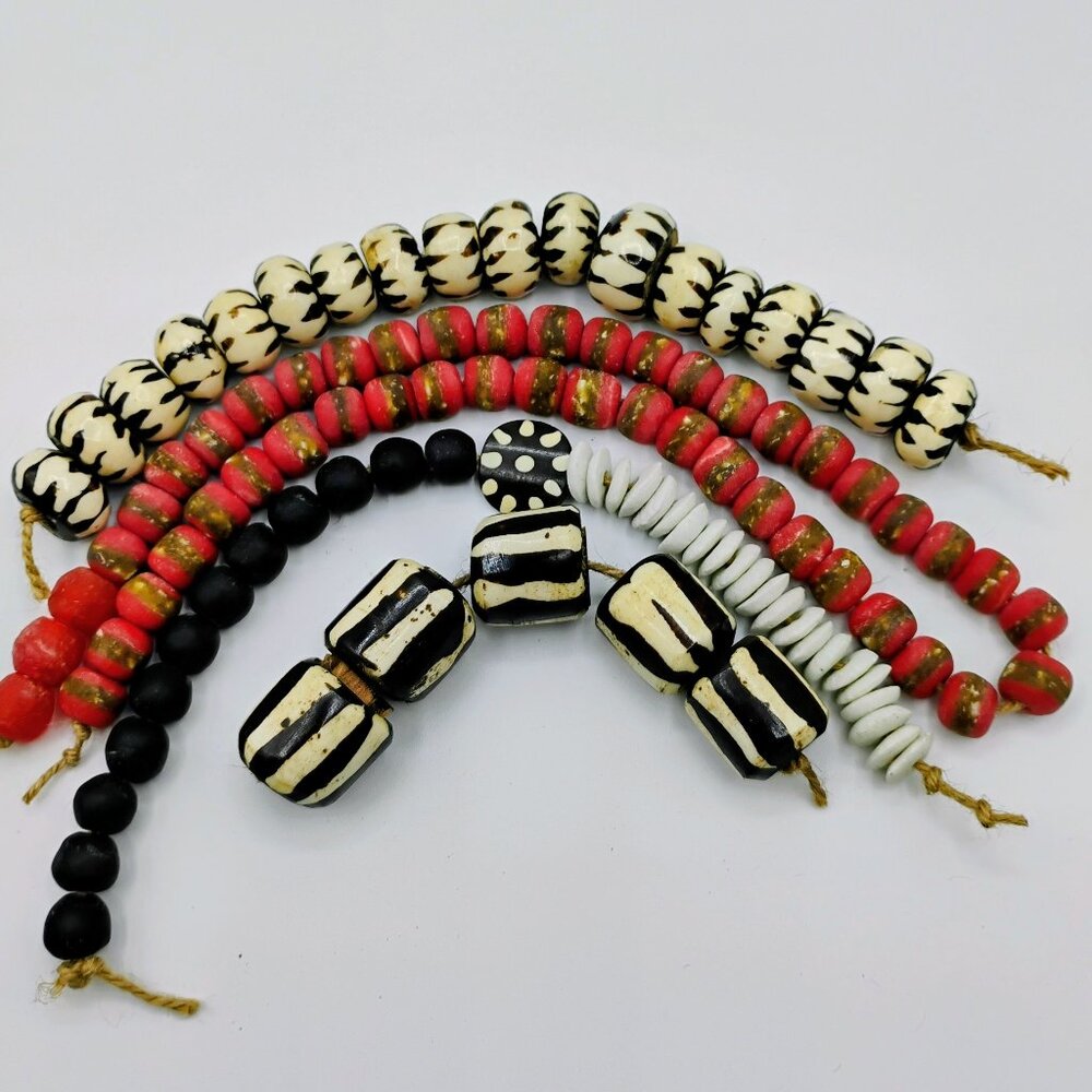 Detash bead lot: Black, white and red 4 strands